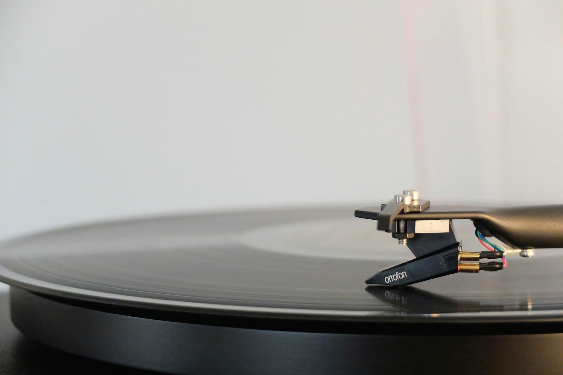 Turntable cartridge and needle on a record